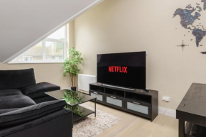 Stylish 2 bed with parking on the Barbican